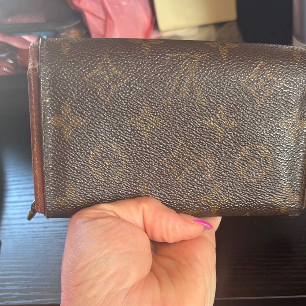 Louis Vuitton Brown and Gold Monogram Clutch - Picture 5 of 14